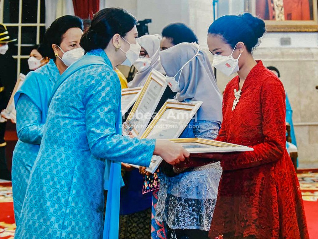 Kezia, berbaju merah, saat mendapatkan penghargaan lingkungan di Istana Negara. Foto: Komunitas Lebebae