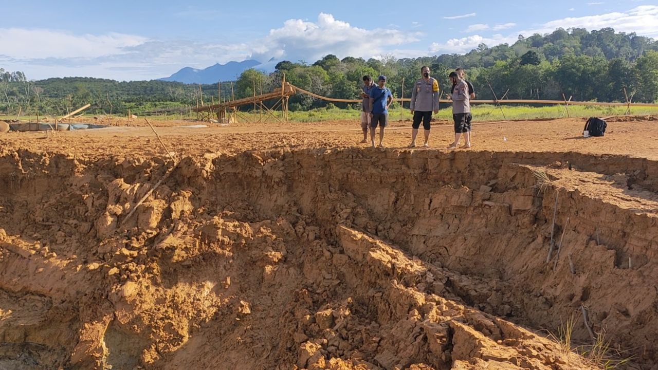 Kepolisian tengah menyelidiki kasus 12 perempuan tertimbun di lubang bekas tambang emas ilegal. Foto: Ayat S Karokaro/ Mongabay Indonesia