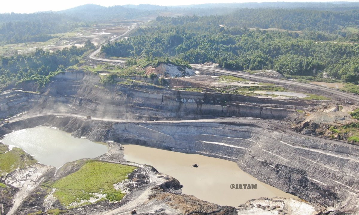 Tambang mengeruk batubara di pulau kecil, Bunyu, Kalimantan Utara. Foto: Jatam