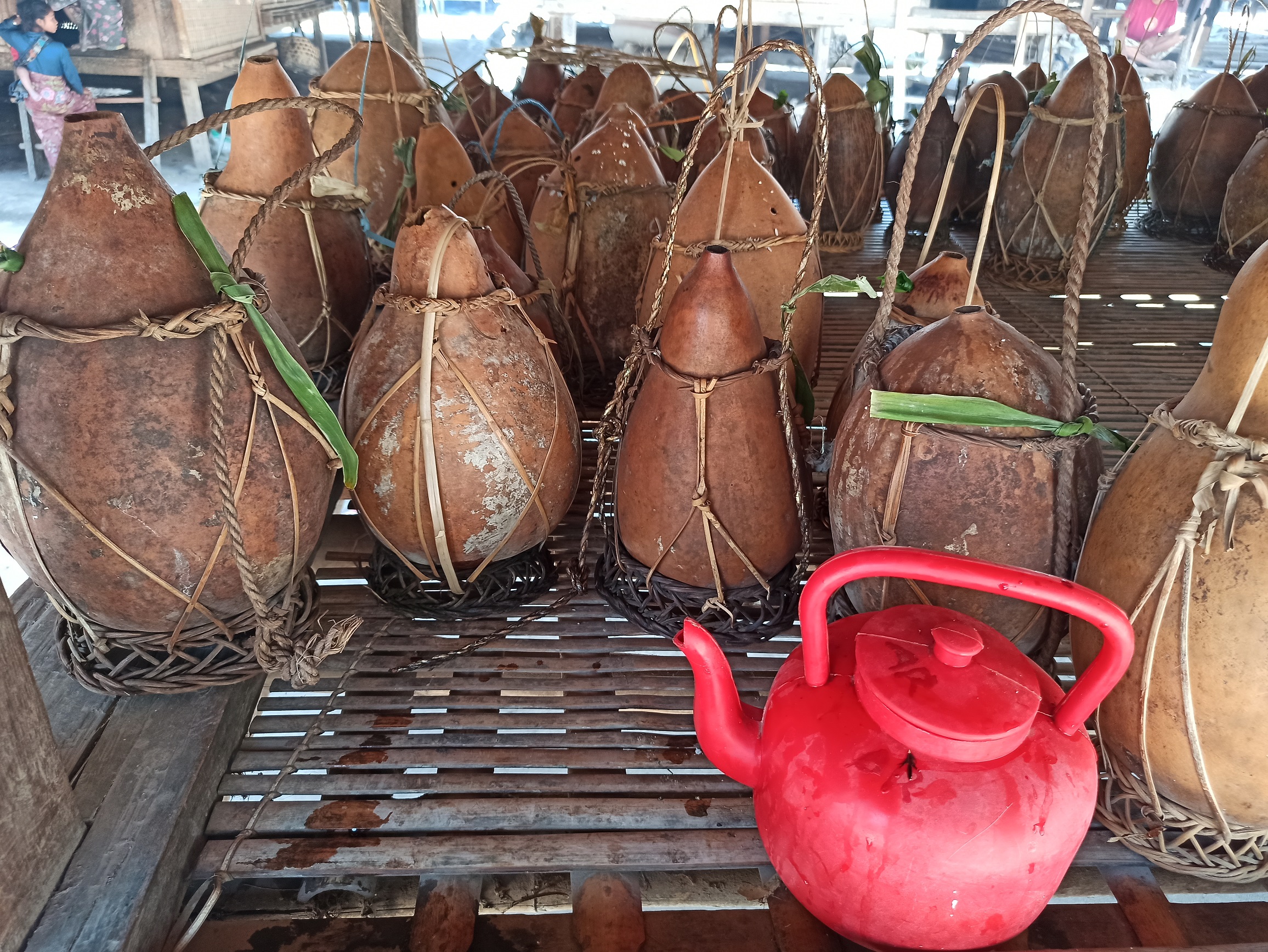 Wadah tempat menampung air di perkampungan tradisional Sembagik, Kecamatan Bayan, Lombok Utara. Memanfaatkan buah maja dan buah labu yang dikeringkan, kini bersaing dengan kendi plastik. Foto: Fathul Rakhman/Mongabay Indonesia