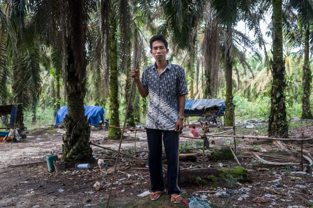 Mat Yadi sekarang hidup bersama keluarganya di perkebunan setelah tanah ulayat komunitasnya diserahkan kepada sebuah perusahaan perkebunan. Foto: Nopri Ismi/ Mongabay Indonesia 
