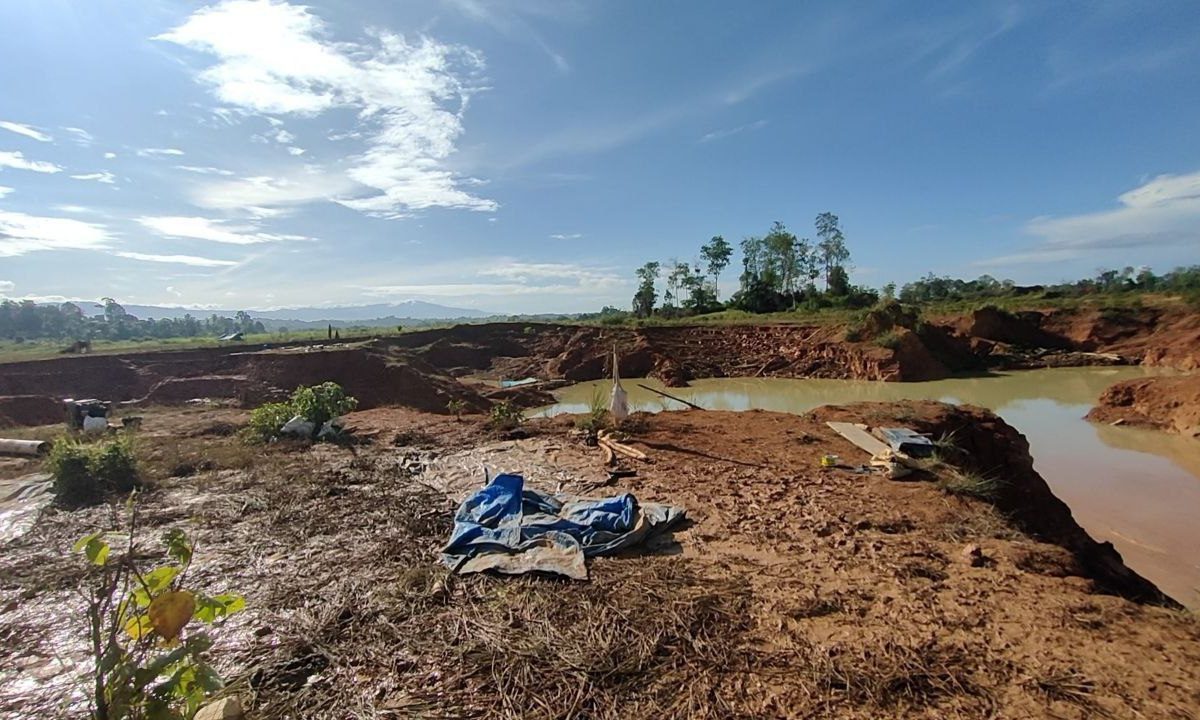 Di dalam lubang bekas tambang emas ilegal ini 12 perempuan pencari sisa-sisa emas tewas tertimbun. Foto: Ayat S Karokaro/ Mongabay Indonesia