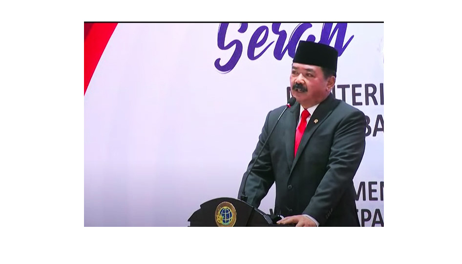 Hadi Tjahjanto, mantan Panglima TNI, duduk sebagai Menteri Agraria dan Tata Ruang (ATR)/ Kepala Badan Pertanahan Nasional (BPN) menggantikan posisi Sofyan Djalil. 