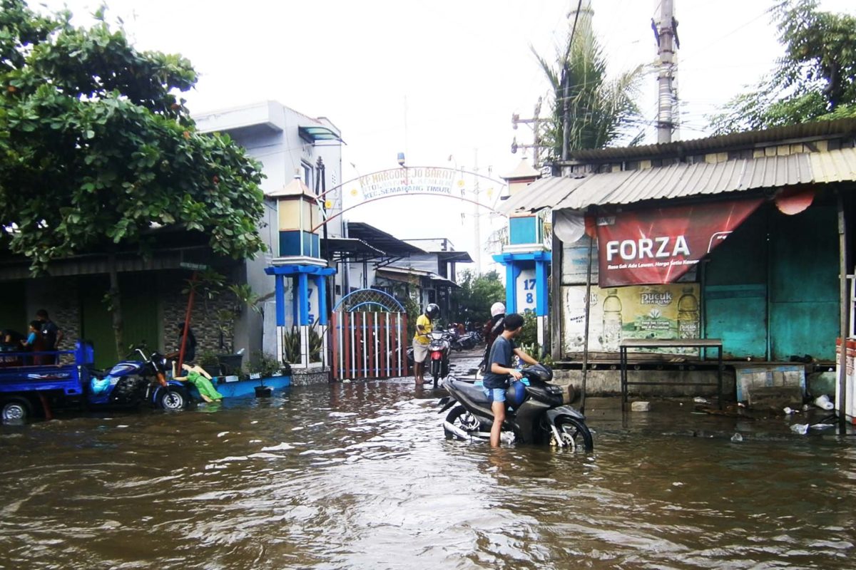 Kampung Margorejo Barat, Kelurahan Kemijen, terendam rob. Foto: Nuswantoro/ Mongabay Indonesia