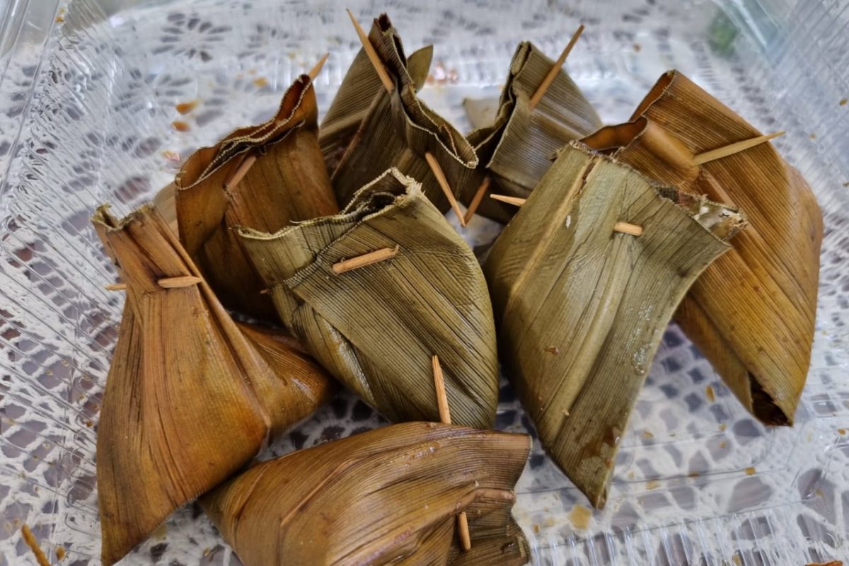 Koyabu, makanan khas Manado, yang dibungkus dengan daun pandan. Foto: Sapariah Saturi/ Mongabay Indonesia