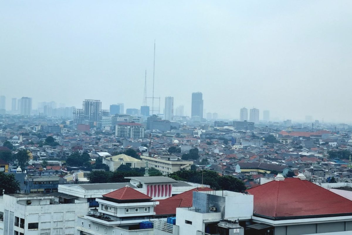 Pemandangan langit Jakarta Barat, Minggu (26/6/22). Kabut polusi udara penuhi langit Jakarta. Apa aksi serius pemerintah atasi polusi ini? Foto: Sapariah Saturi/ Mongabay Indonesia