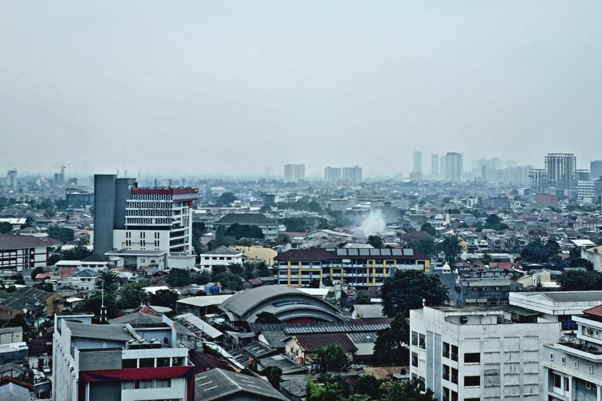 Pagi hari, Minggu (26/6/22) sekitar pukul 10.00 di Jakarta. Terlihat semacam kabut menyelimuti gedung-gedung dari kejauhan. Foto: Sapariah Saturi/ Mongabay Indonesia