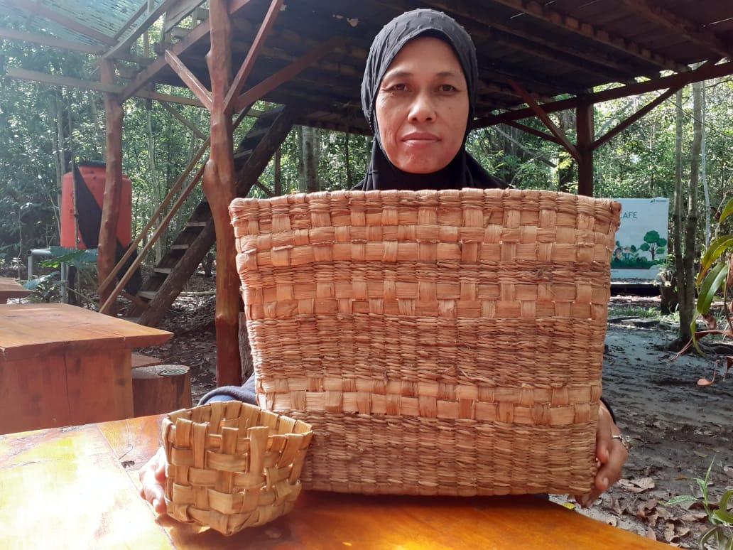 Anyaman nenas, antara lain jadi wadah pengganti polybag. Foto: Suryadi/ Mongabay Indonesia