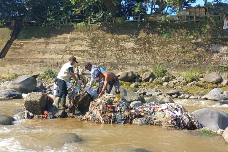 Masih banyak sampah dii Sungai Ciliwung. Perlu kesadaran bersama, agar tak membuang sampah semabarangan yang bisa berakhir di sungai maupun laut. Foto: Indra Nugraha/ Mongabay Indonesia