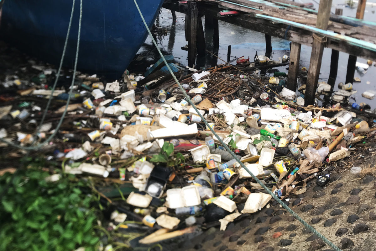 Tumpukan sampah, dominan plastik di tepian Sungai Batang Arau, Kota Padang. Foto: Jaka HB/ Mongabay Indonesia