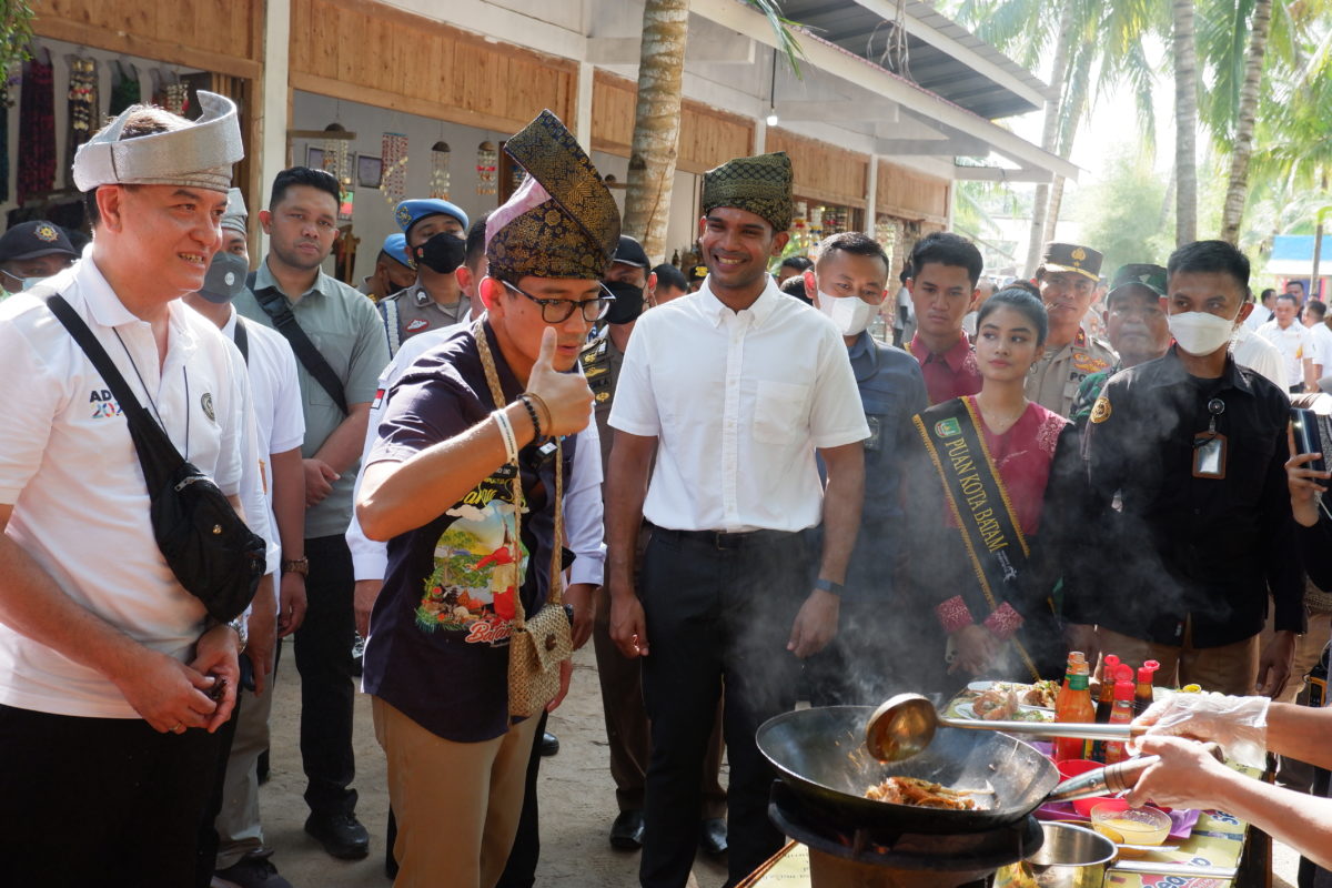 Sandiaga Uno melihat proses masak kerang bakau di Desa Wisata Pandang Tak Jempu, Batam. Foto: Yogi Eka S/ Mongabay Indonesia