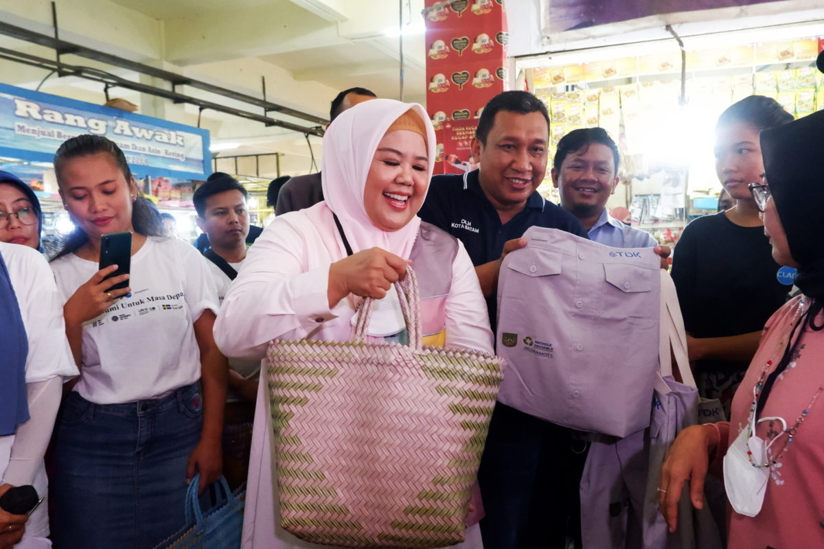 Marlin Agustina, Wakil Gubernur Kepri, ajak masyarakat kurangi penggunaan kantong plastik sekali pakai. Foto: Yogi ES/ Mongabay Indonesia