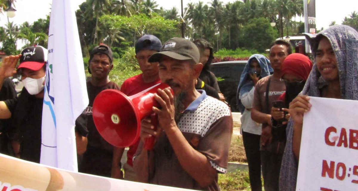 Para nelayan di Pulau Obi, demo ke Dinas Kelautan dan Perikanan Maluku Utara. Mereka keluhkan hasil tangkap turun karena banyak rumpon dan pajeko beroperasi di wilayah tangkap mereka di Selat Obi. Foto: Rabul Sawal/ Mongabay Indonesia