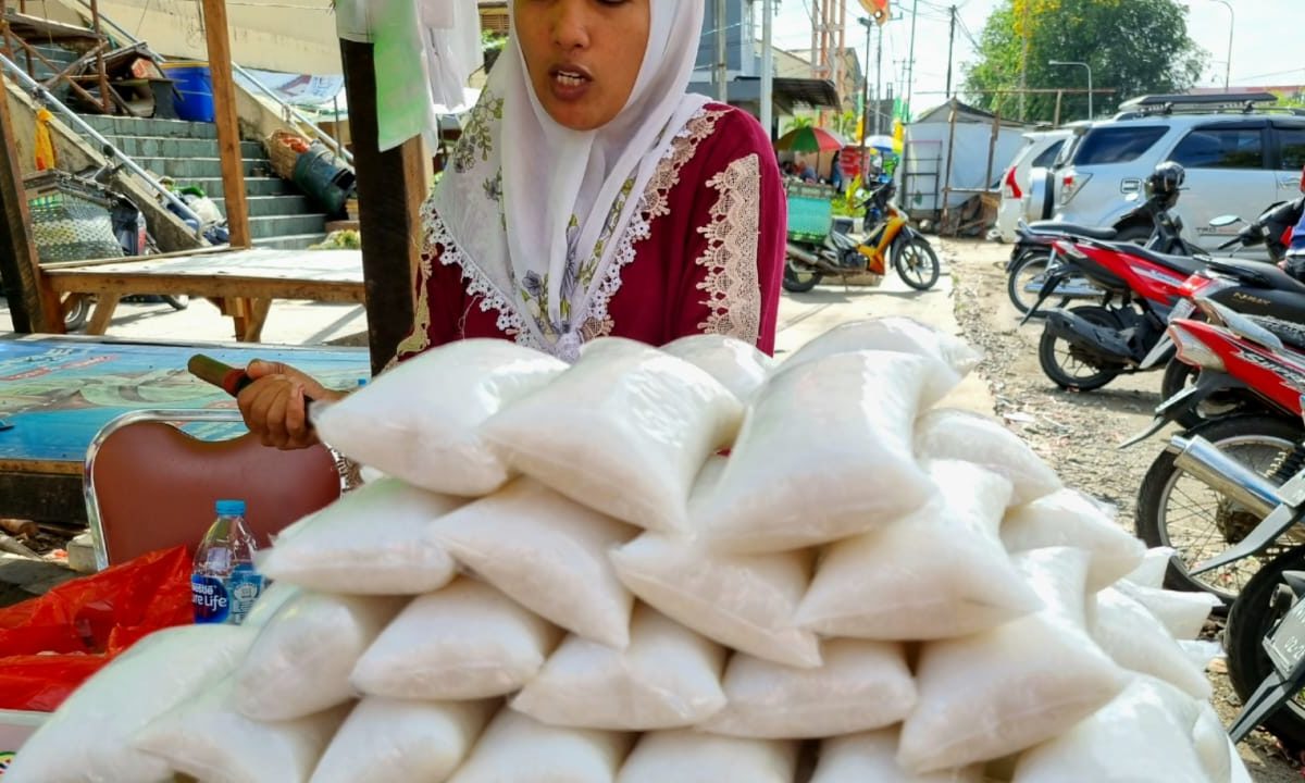 Lontong biasa dikenal dengan bungkus daun, tetaoi dengan masifnya penggunaan plastik, lontong pun bungkus dengan plastik. Foto: Sapariah Saturi/ Mongabay Indonesia