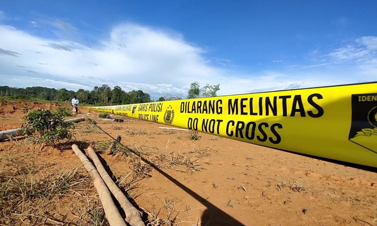 Polisi memberi garis polisi untuk kasus tambang ilegal di Mandailing Natal yang sedang proses hukum. Foto: Ayat S Karokaro/ Mongabay Indonesia