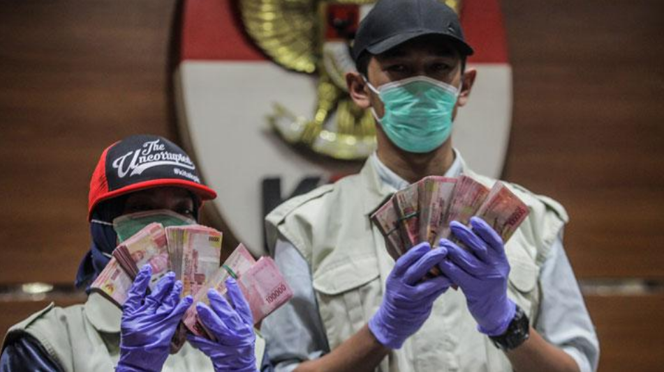Petugas KPK menunjukkan barang bukti berupa uang sebanyak Rp 240 juta hasil OTT DPRD Kalteng saat konferensi pers di gedung KPK, Jakarta, 27 Oktober 2018.
