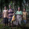 Keluarga Suku Anak Dalam, Cilin (dua dari kiri) dan Siti , bersama anak-anak mereka usai mencari brondolan sawit. Foto: Nofri Ismi/ Mongabay Indonesia