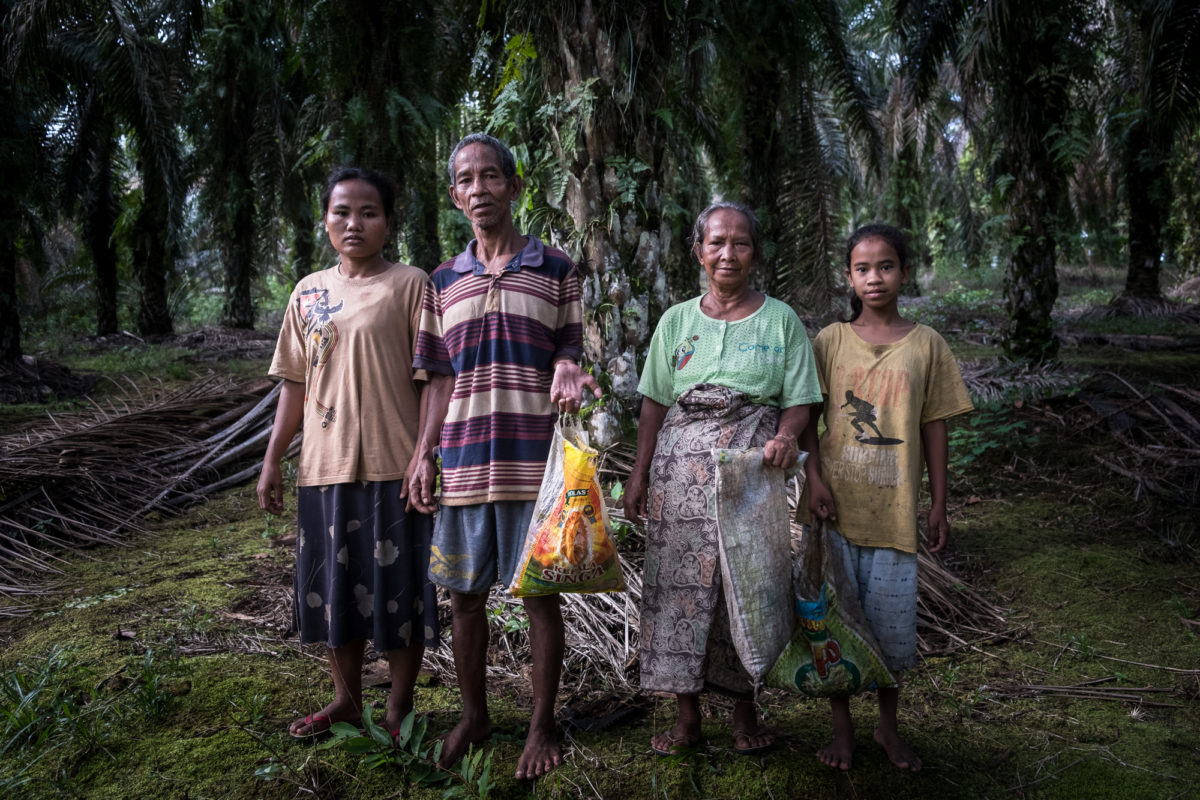 Keluarga Suku Anak Dalam, Cilin (dua dari kiri) dan Siti , bersama anak-anak mereka usai mencari brondolan sawit. Foto: Nofri Ismi/ Mongabay Indonesia