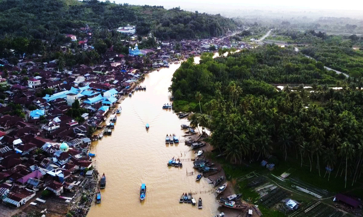 Air Sungai Batang Natal yang keruh, tercemar dari aksi pertambangan emas ilegal di sekitarnya. Foto: Ayat S Karokaro/ Mongabay Indonesia