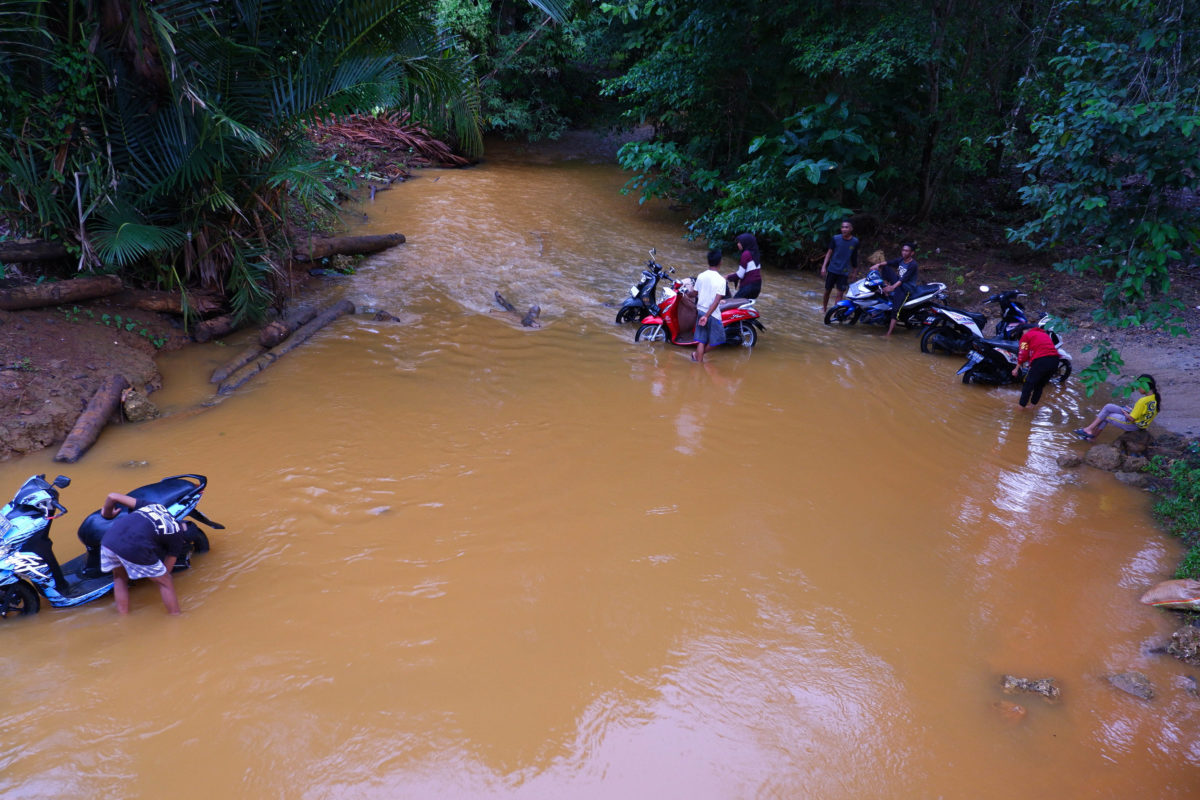 Sungai Roko-roko yang berubah warga kemerahan dengan banyak lumpur di dasarnya. Foto: Eko Rusdianto/ Mongabay Indonesia