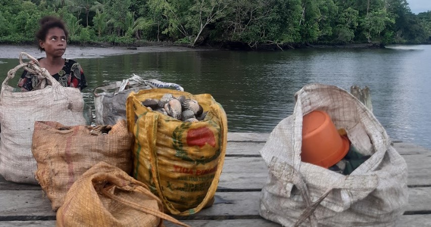 Tangkap ikan, salah satu sumber ekonomi warga Moi di Kabupaten Sorong. Foto: Lusia Arumingtyas/ Mongabay Indonesia