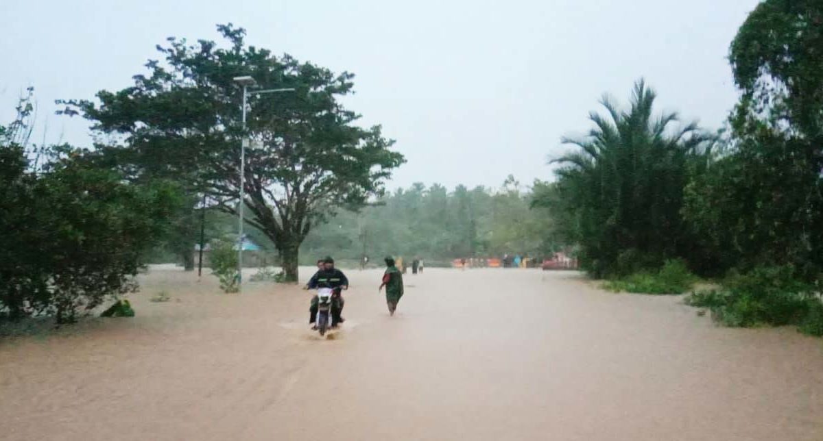 Banjiir di Kota Sanana, Kepulauan Sula, karena sungai meluap. Foto: Junaidi Drakei