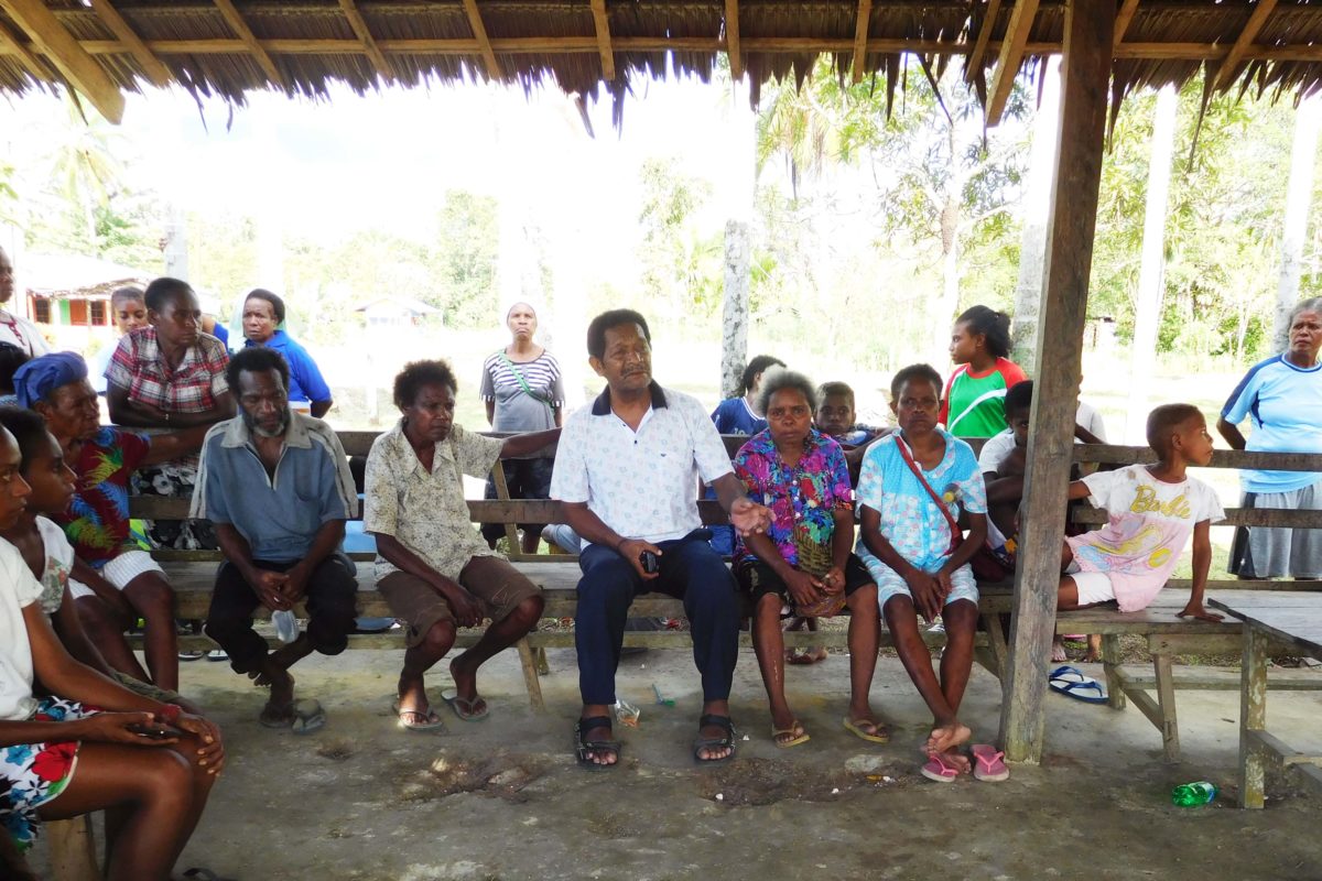 Decky Rumaropen, Direktur Yayasan Pembangunan Masyarakat Desa , saat berdiskusi dengan pekebun kakao organik. Foto: YPMD