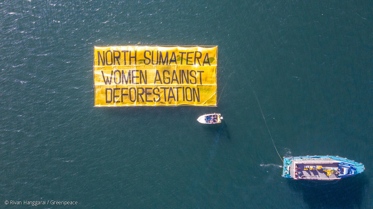 Spanduk di tengah Danau Toba oleh Greenpeace Indonesia bersama KSPPM dan lain-lain sebagai asi protes atas W20 Summit yang dinilai tak menyentuh persoalan perempuan adat dan perempuan tani. Fioto: Greenpeace Indonesia 