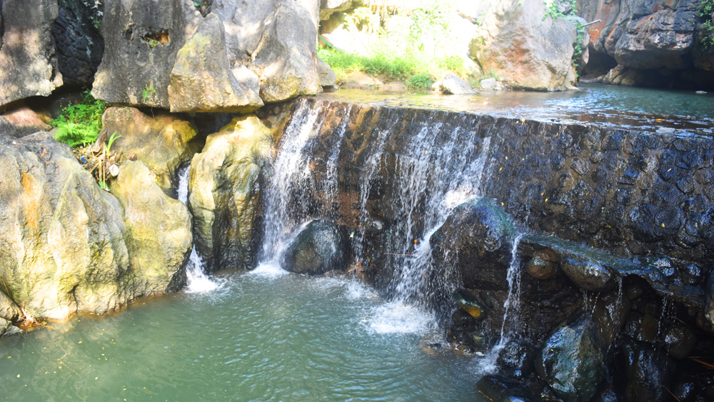 Aliran sungai di komplek Ngerit Stone Park. Sungai ini terhubung dengan sungai bawah tanah di pegunungan karst Trenggalek 