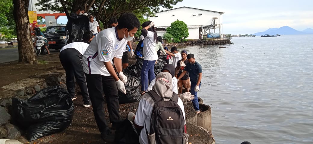 Bersih-bersih sampah di perairan Maluku Utara. Foto: Mahmud Ichi/ Mongabay Indonesia