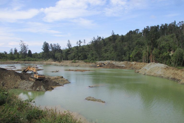 Kondisi Sungai Wesea kala industri nikel beroperasi. Foto: Chris Belseran/ Mongabay Indonesia