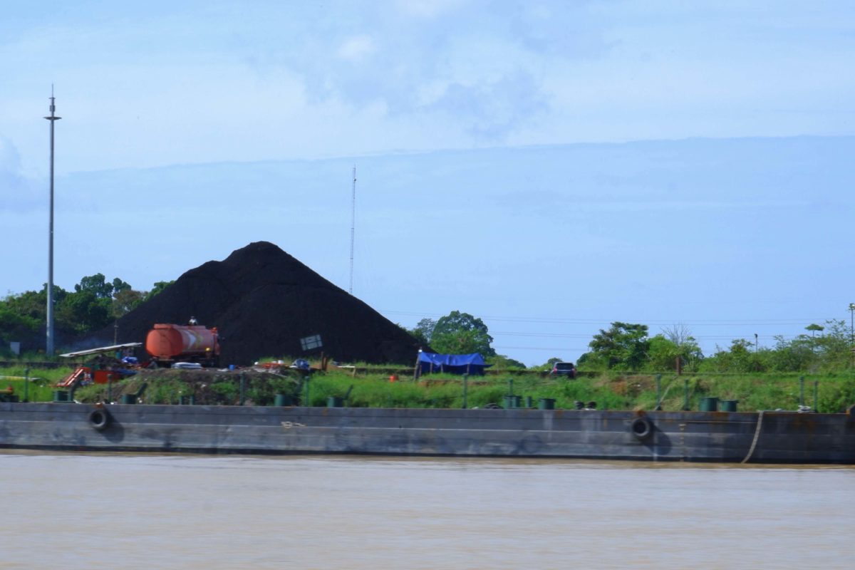 Penyimpanan batubara di tepian Sungai Batanghari. Foto: Eko Rusdianto/ Mongabay Indonesia