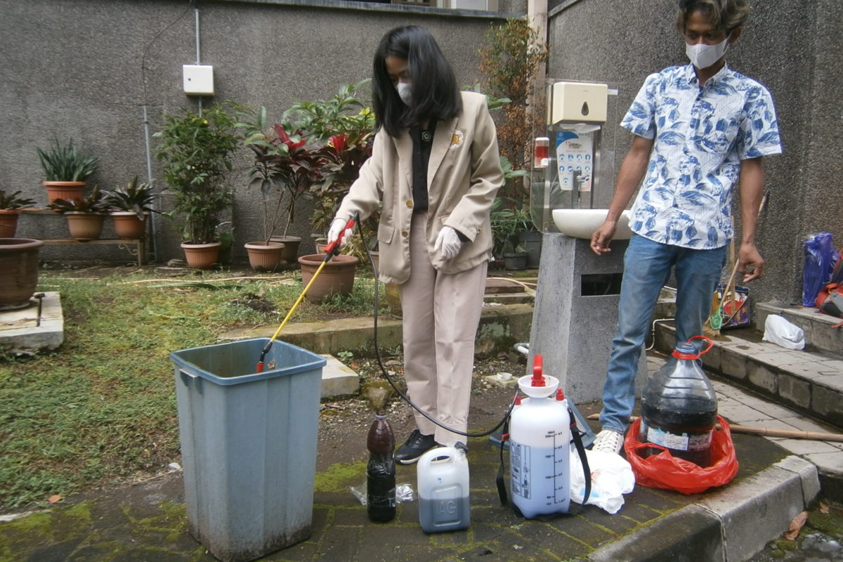 Penyemprotan sampah dengan eco lindi untuk hilangkan bau. Foto: Nuswantooro. Mongabay Indonesia