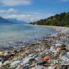 Sampah di tepian Pantai Pulau Mare menumpuk sungguh mengkhawatirkan. Foto: Mahmud Ichi/ Mongabay Indonesia