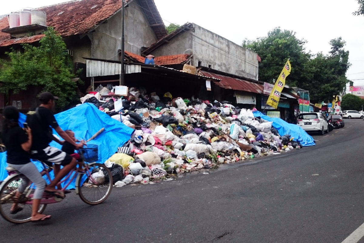 Sampah menumpuk di depan rumah di Yogyakarta. Foto: Nuswantoro/ Mongabay Indonesia
