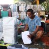Surya Cono, Ketua Kelompok Swadaya Masyarakat (KSM) Selayar sejak 2020, memanfaatkan Tempat Pengelolaan Sampah Reuse, Reduce, dan Recycle (TPS3R) yang tak dikelola di Kota Gorontalo. Sampah-sampah dipilah, kemudian . Foto: Sarjan lahay/ Mongabay Indonesia