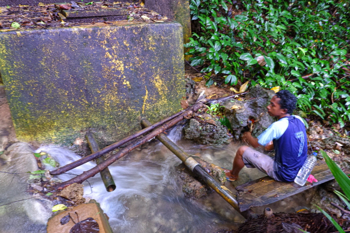 Sumber air dari hulu yang mengalir ke Kampung Desa Roko-roko masih terjaga. Entah apa yang akan terjadi, kala kawasan hulu nanti berubah jadi tambang nikel. Entah bagaimana nasib sumber air bersih tumpuan hidup warga ini. Foto: Eko Rusdianto/ Mongabay Indonesia