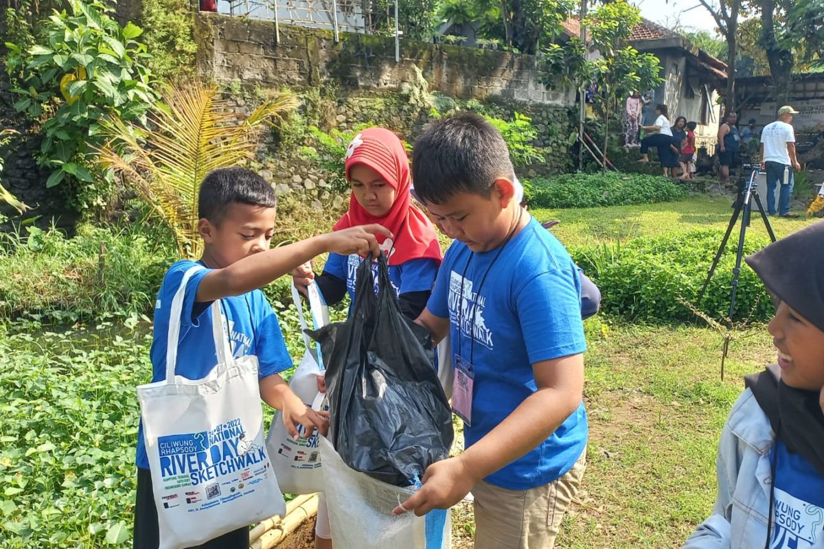 Anak-anak membersihkan sampah di sekitar bantaran SUngai Ciliwung di Bogor. Foto: Indra NUgraha/ Mongabay Indonesia