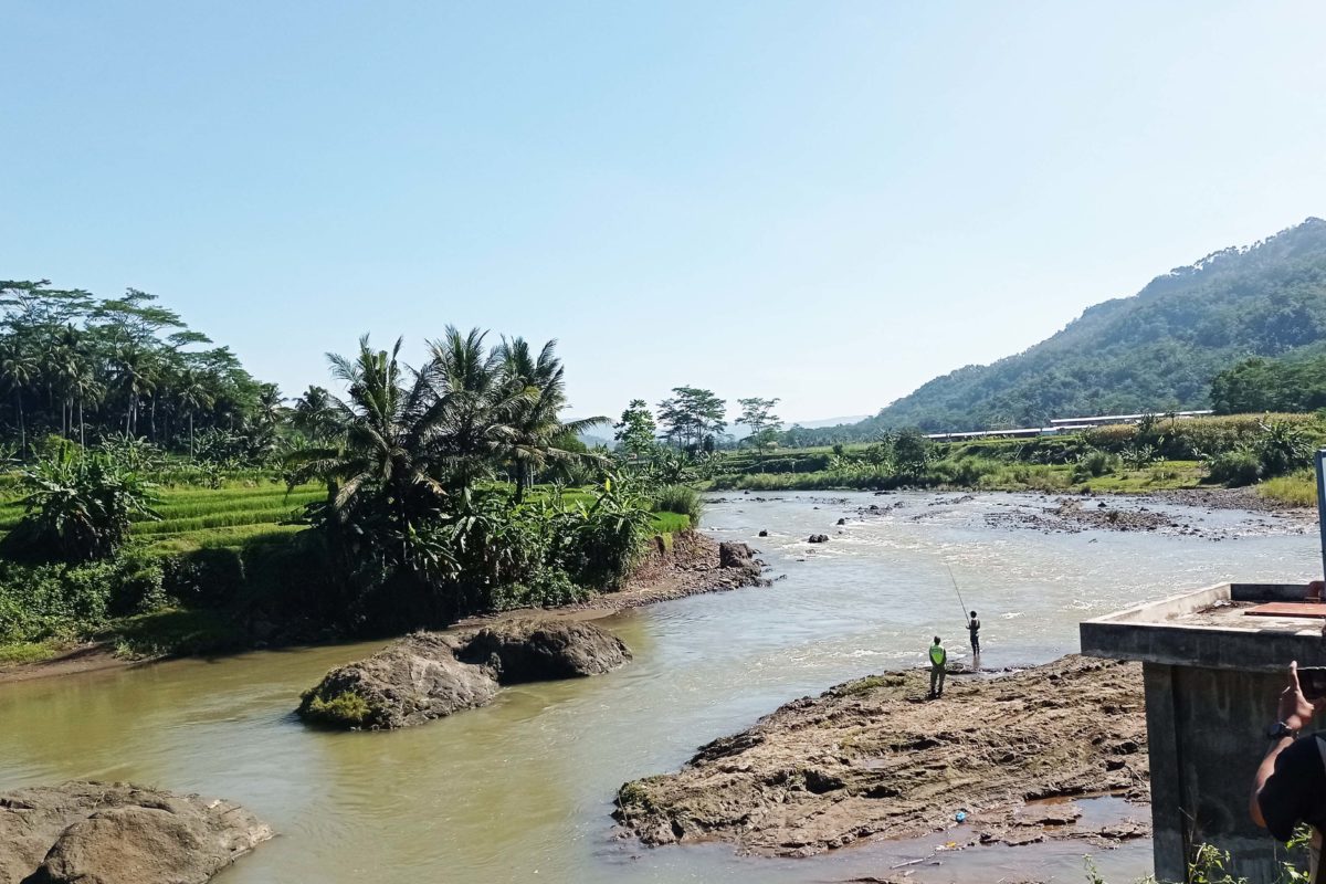 Memompa air sungai untuk dialirkan ke sawah-sawah petani di Jateng mulai pakai energi surya. Foto: Della Syajni/ Mongabay Indonesia