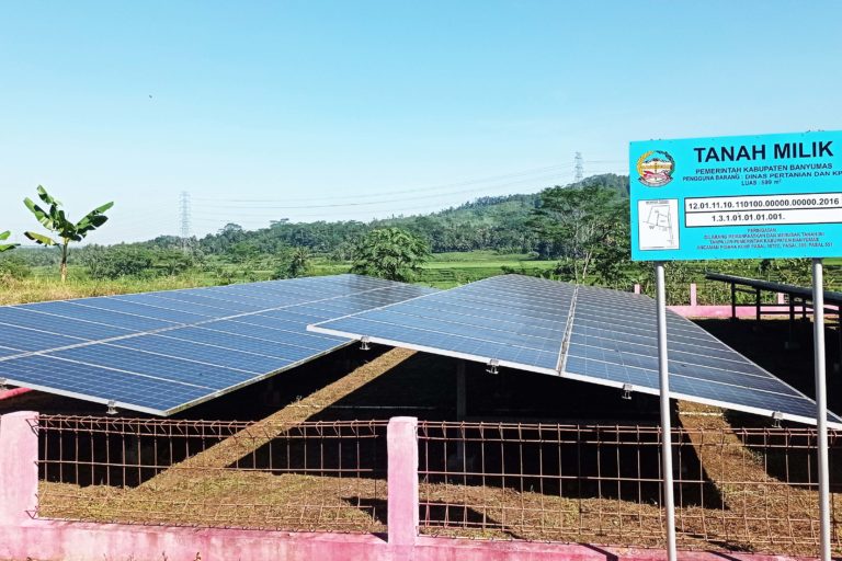 Panel surya dengan energi dimanfaatkan petani untuk gerakkan pompa air buat pengairan sawah. Foto: Della Syahni/ Mongabay Indonesia