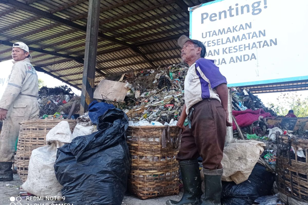Warga yang memilih sampah untuk dijual di TPS Jeruklegi. Foto: Della Syahni/ Mongabay Indonesia