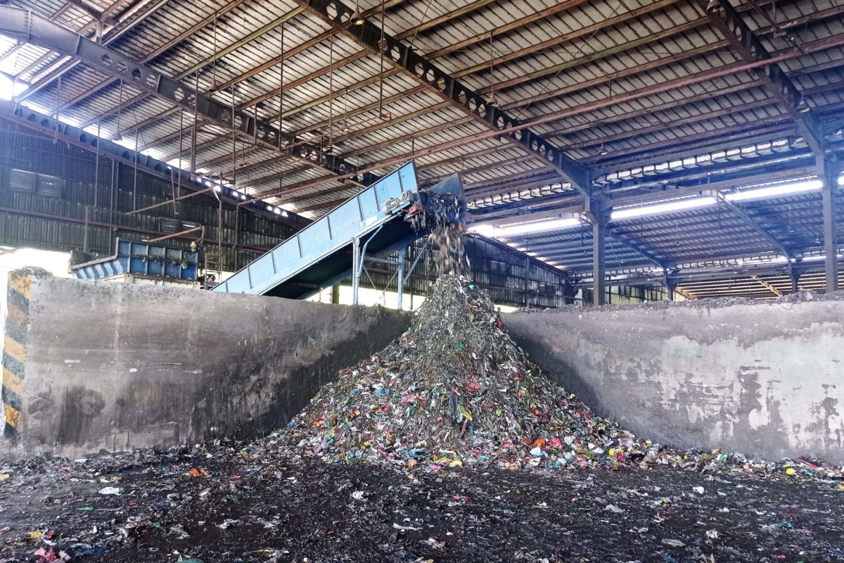 Sampah dicacah dan dikeringkan di TPA Jeruklegi. Foto: Della Syahni/ Mongabay Indonesia
