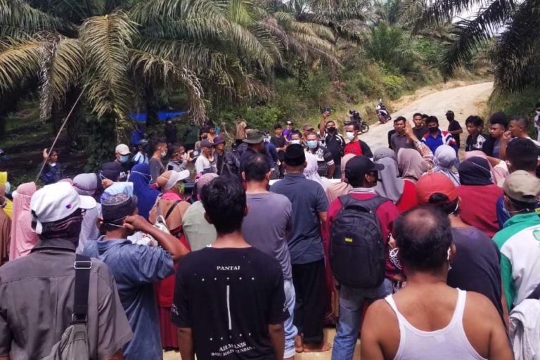 Sengketa kepengurusan koperasi petani sawit di Desa Terancang, Kecamatan Tambang, Kampar, Riau,, diduga berjung kekerasan terhadap warga. Foto: Suryadi/ Mongabay Indonesia