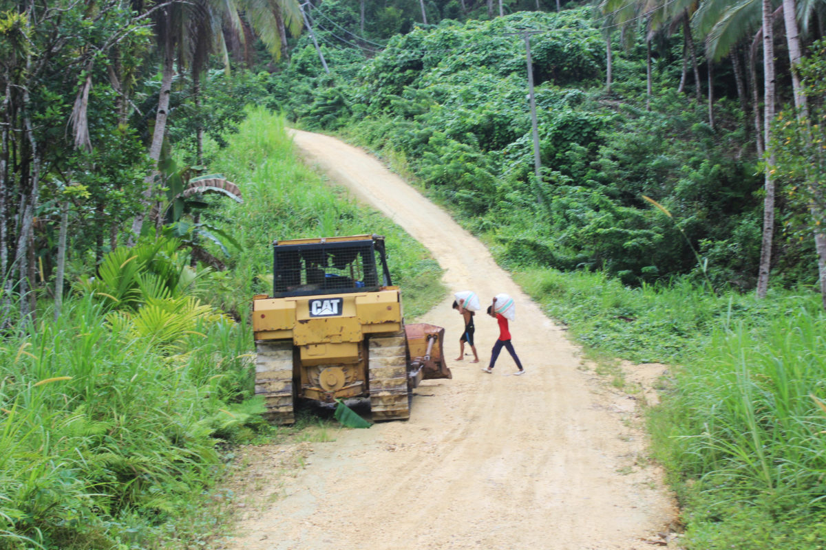 Alat berat perusahaan yang bergerak menggusur lahan warga di Pulau Wawonii. Foto: LBH Makassar