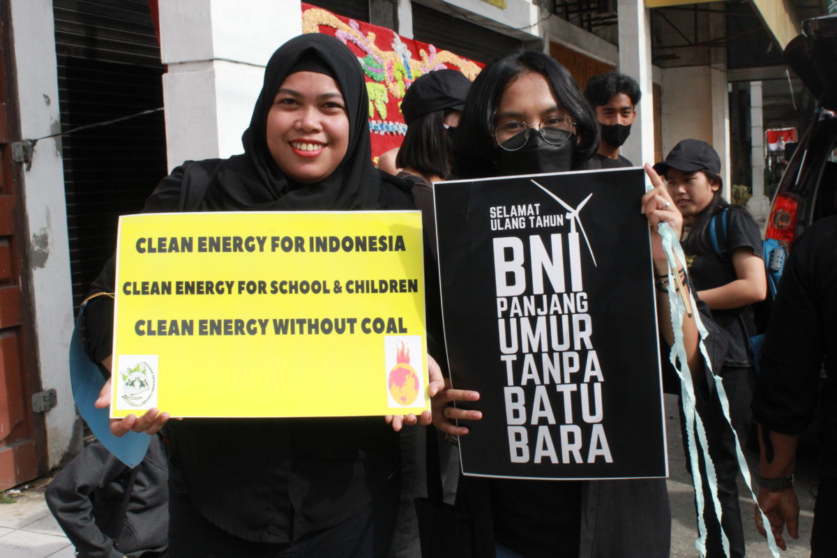 Desakan dari generasi muda agar BNI lepas dari pembiayaan batubara. Foto: Barita News L/ Mongabay Indonesia