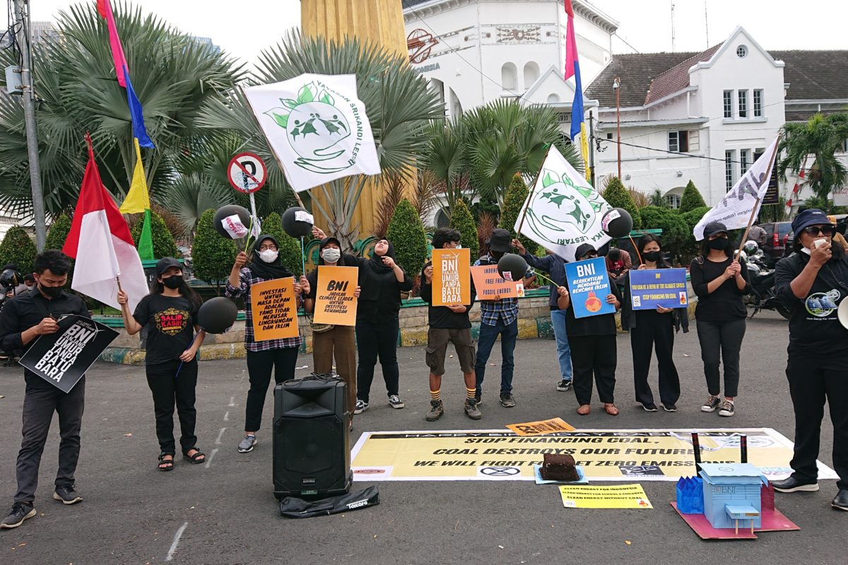 Aksi generasi muda di Sumut, protes BNI yang masih dana pembiiayaan batubara. Foto: Barita News Lumbanbatu 
