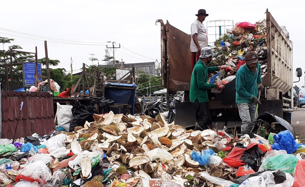Sampah di Pasar Pekanbaru, baru diangkut. Foto: Suryadi/ Mongabay Indonesia 
