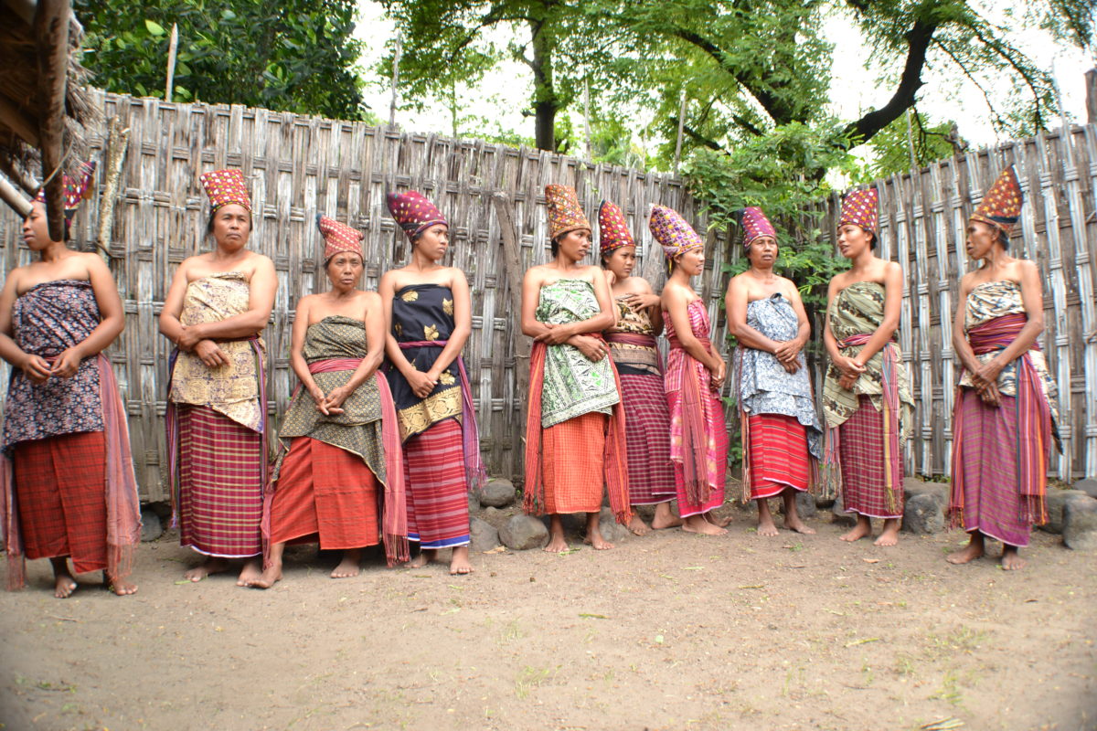 Mahniwati (dua dari kanan) bersama para perempuan adat Bayan saat melangsungkan ritual Maulid Adat di Desa Bayan, Lombok Utara. Foto: Mongabay Indonesia/Fathul Rakhman