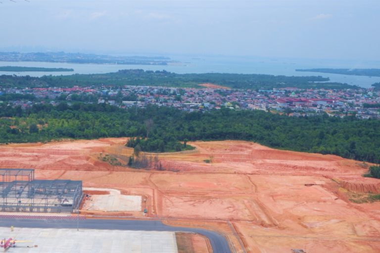 Kota Batam dari atas pesawat. Pembangunan Bandara dan pembangunan pemukiman warga membuat hutan terus berkurang. Foto Yogi Eka Sahputra