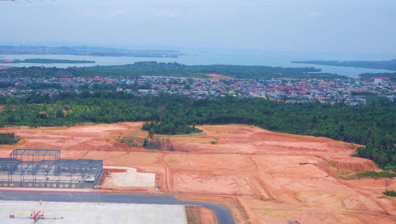 Kota Batam dari atas udara. Pembangunan Bandara dan pembangunan perumahan membuat hutan terus berkurang. Foto: Yogi Eka Sahputra/ Mongabay Indonesia